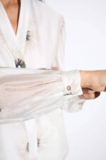 ΠΟΥΚΑΜΙΣΟ ΜΕ ΜΑΟ ΓΙΑΚΑ ΚΕΝΤΗΜΕΝΑ ΛΟΥΛΟΥΔΙΑ - Image 4