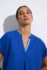 ΜΠΛΟΥΖΑ ΜΟΝΟΧΡΩΜΗ ΜΕ ΛΕΠΤΟΜΕΡΕΙΑ ΣΤΟ "V" - Image 2