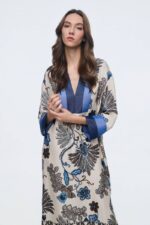 Φόρεμα καφτάνι εμπριμε με denim λεπτομέρειες+ Σύνθεση:100%VIS ΕΥΡΩΠΗΣ