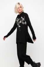 ΜΠΛΟΥΖΑ ΜΕ ΤΥΠΩΜΑ ΚΑΙ ΜΥΤΕΣ - Image 3